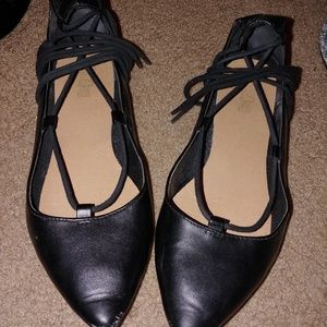 Pointed toe tie up flats